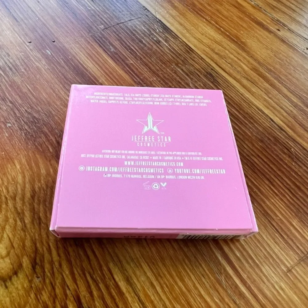 FREAK SHOW New Jeffree Star Artistry Singe Eyeshadow Pressed Pigment Brown Gray